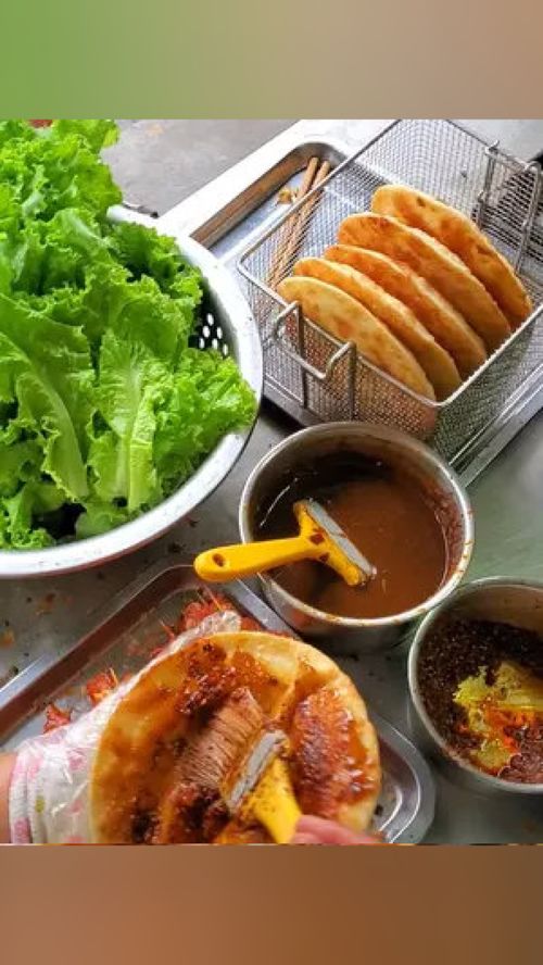 特色小吃鸡蛋灌饼,外酥里嫩满口留香 鸡蛋灌饼 这家店回头客超多